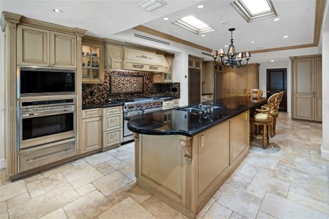 House in Coral Gables, Florida 7 bedrooms, 798.96 sq.m. № 2007774 - photo 14