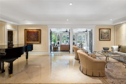 House in Coral Gables, Florida 7 bedrooms, 798.96 sq.m. № 2007774 - photo 11