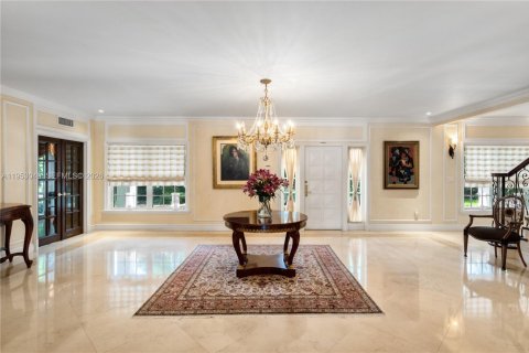 House in Coral Gables, Florida 7 bedrooms, 798.96 sq.m. № 2007774 - photo 8