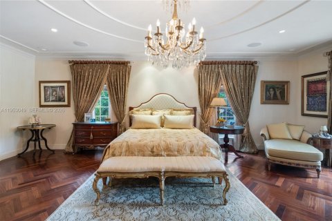 House in Coral Gables, Florida 7 bedrooms, 798.96 sq.m. № 2007774 - photo 27