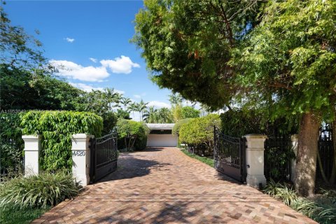 House in Coral Gables, Florida 7 bedrooms, 798.96 sq.m. № 2007774 - photo 6