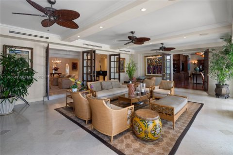 House in Coral Gables, Florida 7 bedrooms, 798.96 sq.m. № 2007774 - photo 21