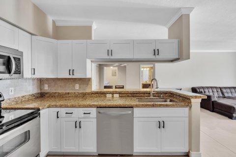 Copropriété à louer à Sunny Isles Beach, Floride: 2 chambres, 103.68 m2 № 2000169 - photo 12