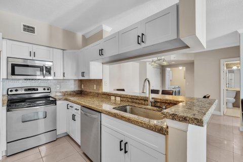 Copropriété à louer à Sunny Isles Beach, Floride: 2 chambres, 103.68 m2 № 2000169 - photo 11