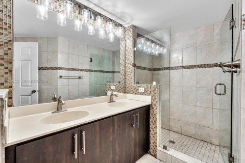 Copropriété à louer à Sunny Isles Beach, Floride: 2 chambres, 103.68 m2 № 2000169 - photo 22