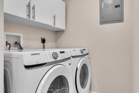 Copropriété à louer à Sunny Isles Beach, Floride: 2 chambres, 103.68 m2 № 2000169 - photo 9