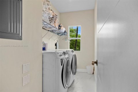 House in Miami, Florida 4 bedrooms, 289.95 sq.m. № 1752894 - photo 26