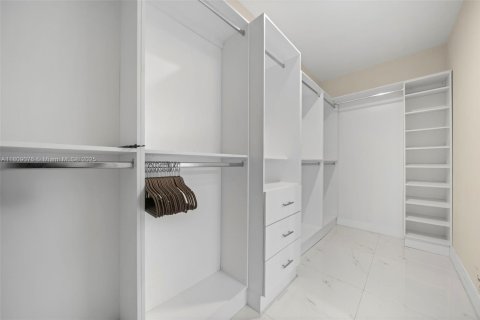 House in Miami, Florida 4 bedrooms, 289.95 sq.m. № 1752894 - photo 17