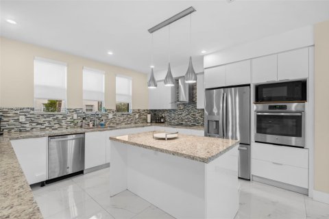 House in Miami, Florida 4 bedrooms, 289.95 sq.m. № 1752894 - photo 8