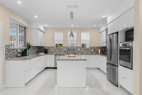 House in Miami, Florida 4 bedrooms, 289.95 sq.m. № 1752894 - photo 7