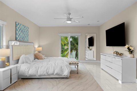House in Miami, Florida 4 bedrooms, 289.95 sq.m. № 1752894 - photo 14