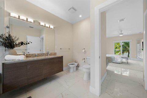 House in Miami, Florida 4 bedrooms, 289.95 sq.m. № 1752894 - photo 20