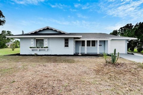 House in Sun City Center, Florida 2 bedrooms, 140.75 sq.m. № 1773165 - photo 1