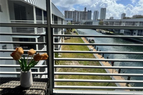 Кондоминиум с 2 спальнями в Норт-Майами-Бич, Флорида № 2049415