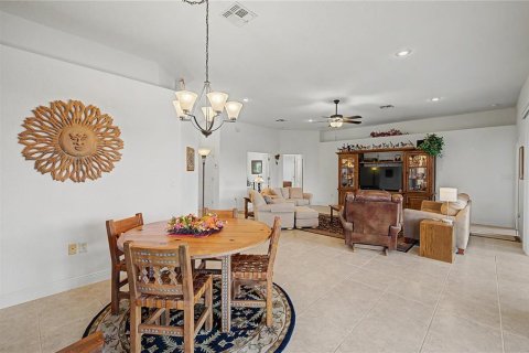 House in San Antonio, Florida 3 bedrooms, 168.99 sq.m. № 2313258 - photo 27