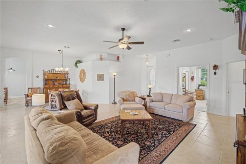 House in San Antonio, Florida 3 bedrooms, 168.99 sq.m. № 2313258 - photo 12