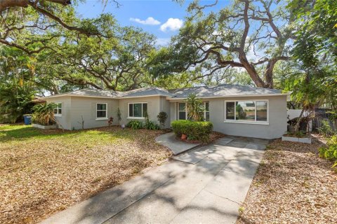 House in Clearwater, Florida 4 bedrooms, 155.52 sq.m. № 2110902 - photo 2
