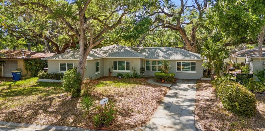 House in Clearwater, Florida 4 bedrooms, 155.52 sq.m. № 2110902