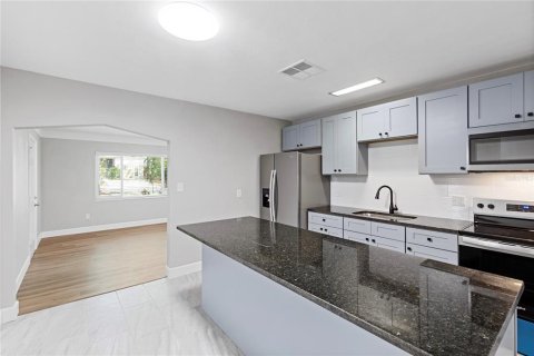 House in Clearwater, Florida 4 bedrooms, 155.52 sq.m. № 2110902 - photo 13