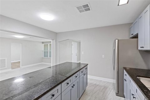 House in Clearwater, Florida 4 bedrooms, 155.52 sq.m. № 2110902 - photo 12