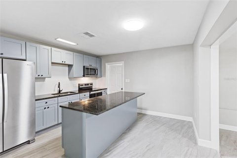 House in Clearwater, Florida 4 bedrooms, 155.52 sq.m. № 2110902 - photo 14