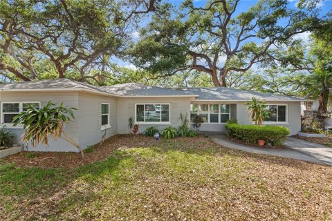 House in Clearwater, Florida 4 bedrooms, 155.52 sq.m. № 2110902 - photo 3
