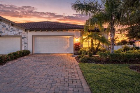 House in Bradenton, Florida 2 bedrooms, 182.55 sq.m. № 2395940