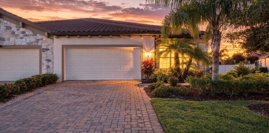 House in Bradenton, Florida 2 bedrooms, 182.55 sq.m. № 2395940