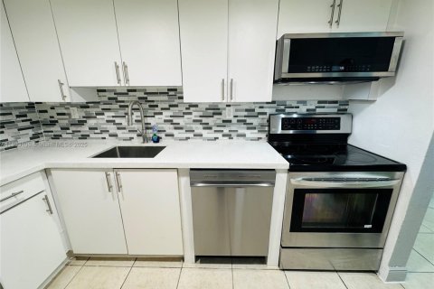 Снять в аренду кондоминиум в Норт-Майами, Флорида 1 спальня, 62.52м2, № 1945321 - фото 9