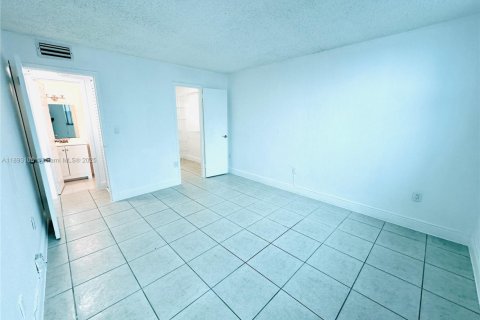 Снять в аренду кондоминиум в Норт-Майами, Флорида 1 спальня, 62.52м2, № 1945321 - фото 20