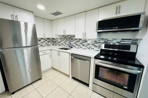 Снять в аренду кондоминиум в Норт-Майами, Флорида 1 спальня, 62.52м2, № 1945321 - фото 6