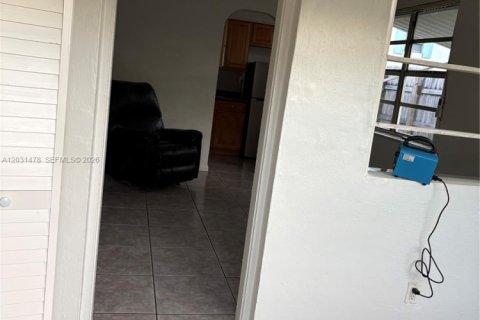 Villa ou maison à louer à Hollywood, Floride: 1 chambre, 83.61 m2 № 2077433 - photo 16