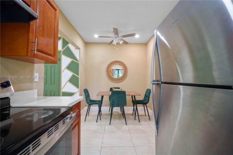 Commercial property in Miami, Florida 268.49 sq.m. № 2394525 - photo 12