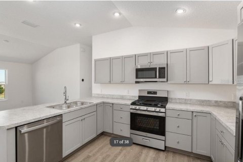 House in The Villages, Florida 2 bedrooms, 109.16 sq.m. № 2209989 - photo 15