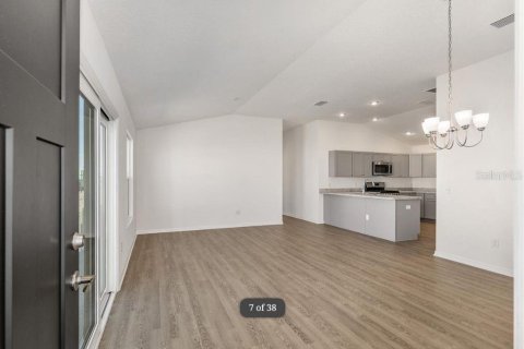 House in The Villages, Florida 2 bedrooms, 109.16 sq.m. № 2209989 - photo 6