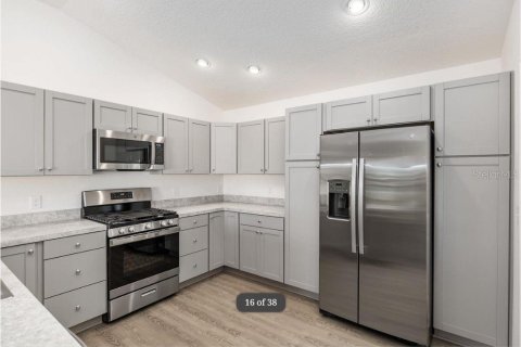 House in The Villages, Florida 2 bedrooms, 109.16 sq.m. № 2209989 - photo 14