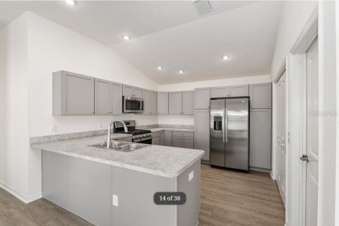 House in The Villages, Florida 2 bedrooms, 109.16 sq.m. № 2209989 - photo 12