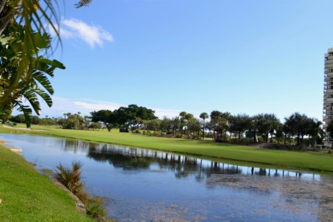 Condo in West Palm Beach, Florida, 2 bedrooms  № 131841 - photo 1