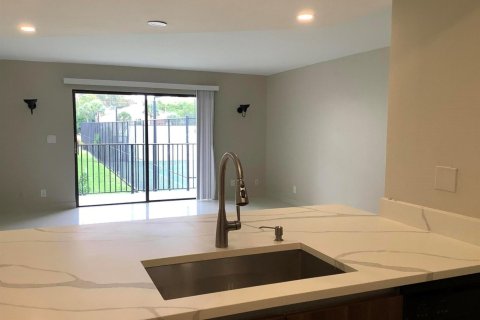 Condo in Deerfield Beach, Florida, 2 bedrooms № 2177288 - photo 7