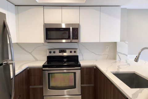 Condo in Deerfield Beach, Florida, 2 bedrooms № 2177288 - photo 2