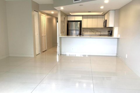 Condo in Deerfield Beach, Florida, 2 bedrooms № 2177288 - photo 6