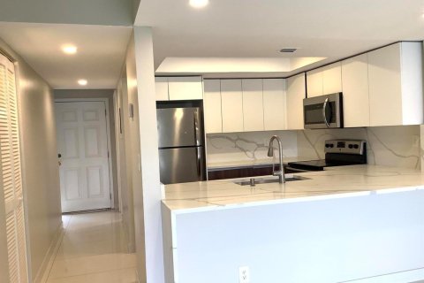 Condo in Deerfield Beach, Florida, 2 bedrooms № 2177288 - photo 4