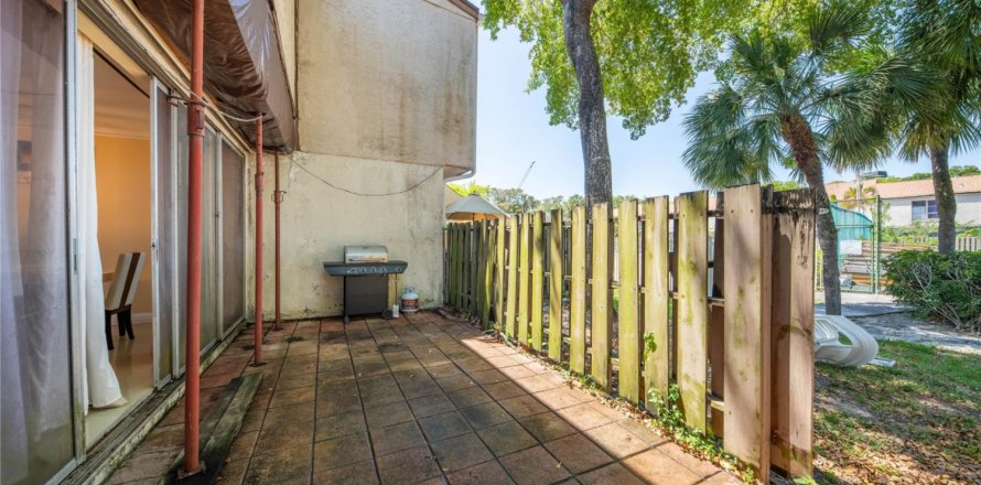 Townhouse in Plantation, Florida 4 bedrooms, 187.66 sq.m. № 1104516