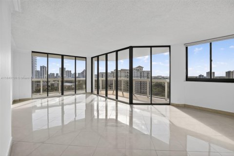 Condo in Aventura, Florida, 2 bedrooms in LANDMARK № 2171974 - photo 9