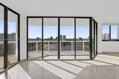 Condo à Aventura, Floride, 2 chambres  № 2171974