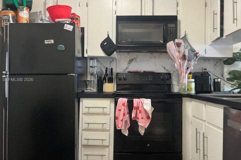 Condo in North Miami Beach, Florida, 1 bedroom № 2081409 - photo 12