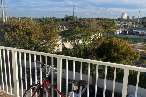 Condo in North Miami Beach, Florida, 1 bedroom № 2081409 - photo 9