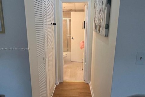 Condo in North Miami Beach, Florida, 1 bedroom № 2081409 - photo 13