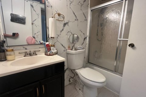 Condo in North Miami Beach, Florida, 1 bedroom № 2081409 - photo 16