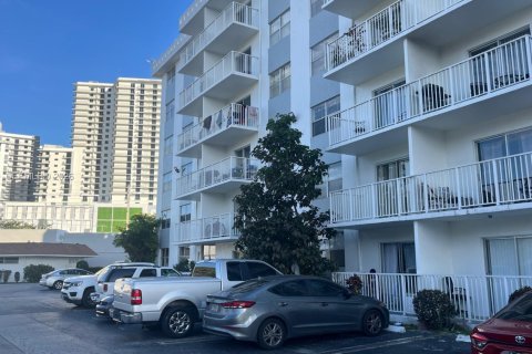 Condo in North Miami Beach, Florida, 1 bedroom № 2081409 - photo 4